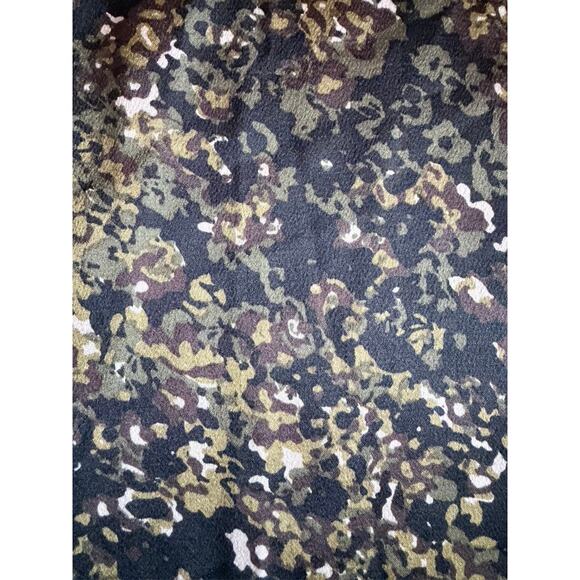 Evereve Sasha Satin Abstract Print Buttoned Blouse Shirt Top Size M Black Olive - Picture 8 of 10